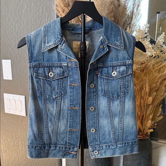 Levi's Classic Blue Denim Vest - Picture 1 of 8